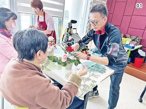 撐在照與顧之間